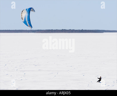 Kite Boarding auf Eis am Bottnischen Meerbusen in Winter, Finnland Stockfoto