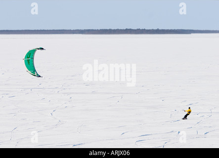 Kite-boarding auf Eisschollen im Winter an der Ostsee, der Bottnische Meerbusen, Oulu, Finnland Stockfoto