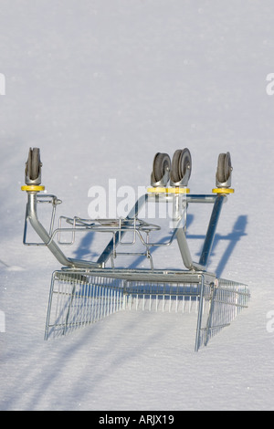 Umgedrehten Warenkorb vergraben zu Schnee, Finnland Stockfoto