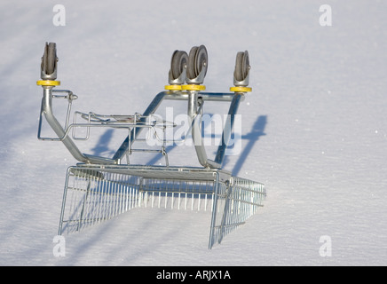 Warenkorb kopfüber draußen und vergraben zu Schnee, Finnland Stockfoto