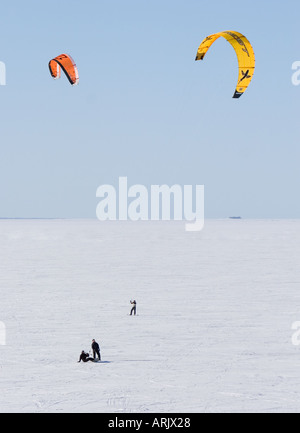 Kite-boarding auf Eisschollen im Winter, Finnland, der Bottnische Meerbusen, Oulu Stockfoto