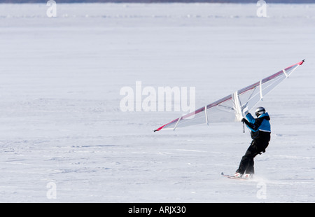 Mann, Skifahren auf dem Meereis im Winter mit einem Kitewing, Finnland Stockfoto