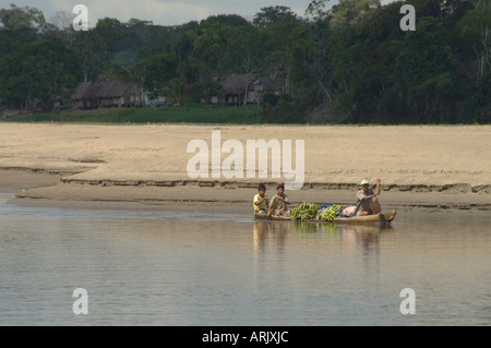 Menschen im Einbaum in Pacaya Samiria Nationalreservat, Loreto, Peru Stockfoto