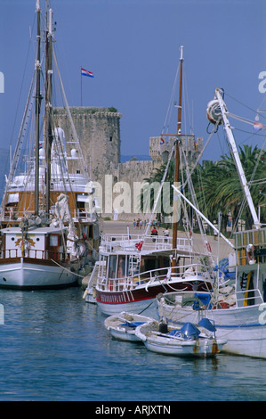 Boote im Hafen, Altstadt von Trogir, Dalmatien, Dalmatien, Adria, Kroatien, Europa Stockfoto
