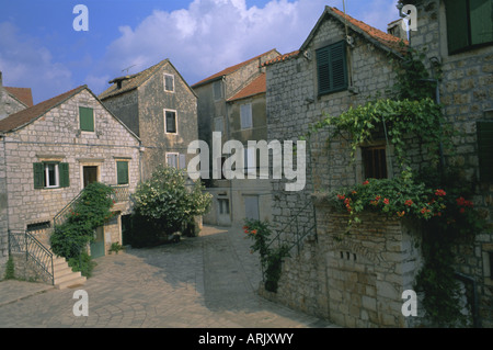 Straße in den Hafen von Stari Grad, Insel Hvar, Küste Dalmatien, Dalmatien, Adria, Kroatien, Europa Stockfoto