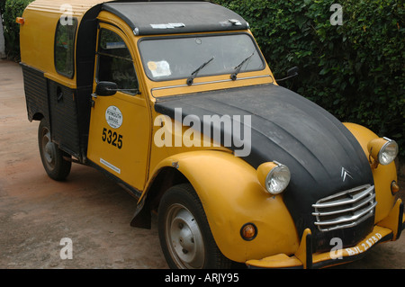 Die Plymouth-Banjul Challenge. Ein Citroen, der von zwei Frauen quer durch die Sahara-Wüste getrieben wurde Stockfoto