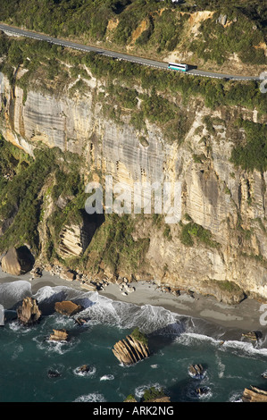 Intercity-Bus Autobahn und Klippen Irimahuwheri Bay senkrecht Punkt Paparoa Nationalpark Westküste Südinsel Neuseeland Stockfoto