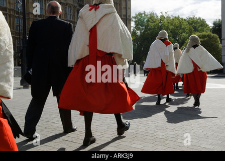 Frühstück Der Lord Chancellors. Richter am High Court gehen von Westminster Abbey zum House of Lords. Ermine Roben Pomp und Zeremonie. London England UK 2000s Stockfoto