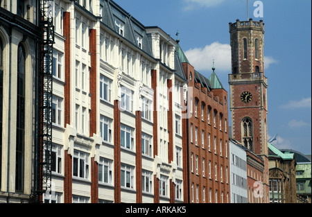 Blick über den Kanal "Bleichenfleet" in Richtung Turm der "alten Post" in die "Poststraße". Hamburg, Deutschland Stockfoto