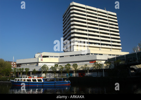 Das Einkaufszentrum "City-Center Bergedorf" mit einer Barge auf dem kleinen Fluss "Sehrran". Hamburg, Deutschland Stockfoto