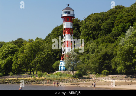 Strand und Leuchtturm an der Elbe in dem Quartal Rissen / Wittenbergen. Hamburg, Deutschland Stockfoto