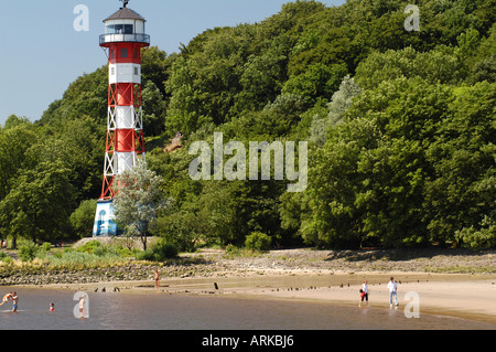 Strand und Leuchtturm an der Elbe in dem Quartal Rissen / Wittenbergen. Hamburg, Deutschland Stockfoto