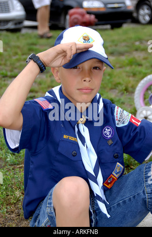 Junge Pfadfinder von Amerika teilnehmen marschieren in einer parade Stockfoto