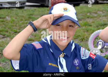 Junge Pfadfinder von Amerika teilnehmen marschieren in einer parade Stockfoto