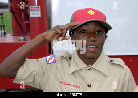 Junge Pfadfinder von Amerika teilnehmen marschieren in einer parade Stockfoto