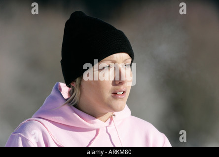 junge Frau tragen wolligen Hut Stockfoto