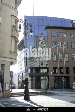 Historisches Rathaus reflektiert in der Glasfassade eines modernen Gebäudes in der Stadt von Liberec, Tschechische Republik Stockfoto