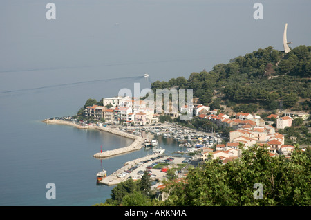 Luftaufnahme des Dorfes am Meer Podgora auf Kroatiens dalmatinische Küste Stockfoto