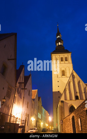 Niguliste Kirche aus dem 15. Jahrhundert beleuchtet bei Nacht, Altstadt, UNESCO-Weltkulturerbe, Tallinn, Estland, Baltikum, Europa Stockfoto