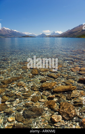 Klare Wasser des Lake Wakatipu, in der Nähe von Queenstown, Otago, Südinsel, Neuseeland, Pazifik Stockfoto