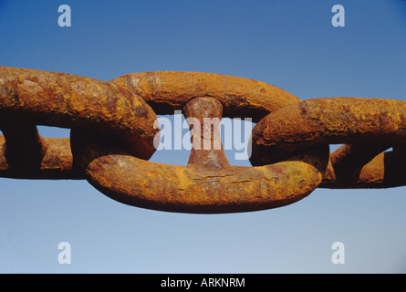 Nahaufnahme einer rostigen Anker-Kette eines Containerschiffes Stockfoto