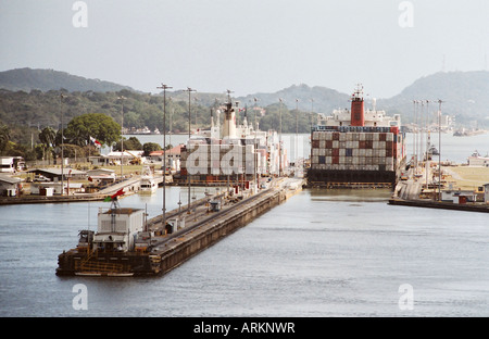 Schiffe, die durch Schleusen, Panamakanal, Panama, Mittelamerika Stockfoto