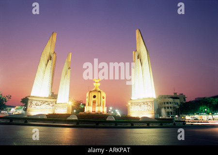 Demokratie-Denkmal in der Nacht, Banglamphu, Bangkok, Thailand, Südostasien, Asien Stockfoto