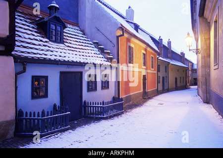 Verschneite Hütten aus dem 16. Jahrhundert der Goldgasse (Zlata Ulicka) im Winter Dämmerung, Hradcany, Prag, Tschechische Republik, Europa Stockfoto