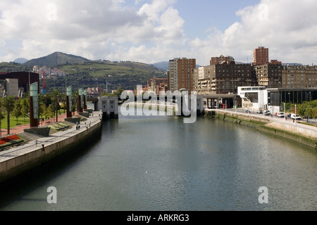 Blick auf Rio Nervion in der Nähe von Guggenheim Museum Bilbao Euskal Herria Spanien Stockfoto