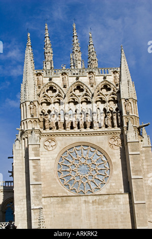 Komplizierte Details Schnitzereien und Rundfenster gotischen Turm von Burgos Kathedrale von der Plaza del Rey San Fernando-Spanien Stockfoto
