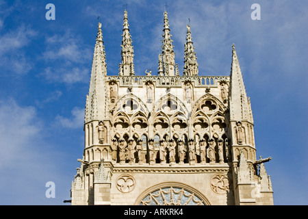 Komplizierte Details der Steinmetzarbeiten am Turm de Nuestra Señora de Burgos Kathedrale gesehen von der Plaza del Rey San Fernando-Spanien Stockfoto