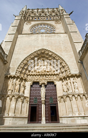 Sarmental Tür Eingang unserer lieben Frau von Burgos Kathedrale gesehen von der Plaza del Rey San Fernando Nordspanien Stockfoto
