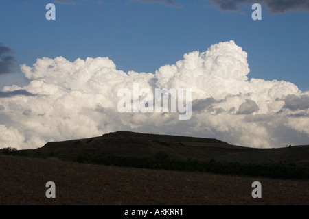 Tiefflug wogenden Cumulus-Wolken am Horizont abzeichnenden über dunklen Vordergrund Nordspanien Stockfoto