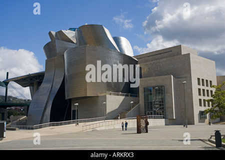 Guggenheim Museum, entworfen von Frank Gehry am Ufer entlang Rio Nervion Bilbao Euskal Herria Spanien Stockfoto