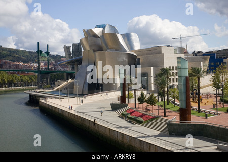 Guggenheim Museum, entworfen von Frank Gehry am Ufer entlang Rio Nervion Bilbao Euskal Herria Spanien Stockfoto