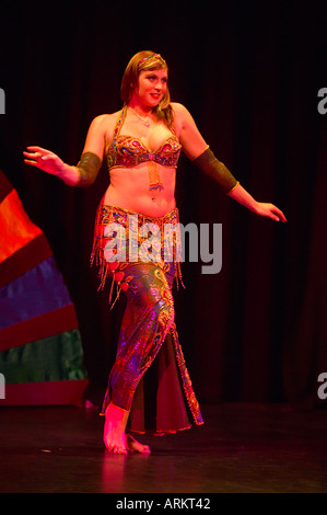 Bauchtänzerin auf der Bühne ein buntes Kostüm. Edinburgh Fringe Festival Stockfoto