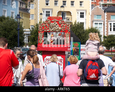 traditionellen Durchschlag und Judy Show in Llandudno Nord-Wales Stockfoto