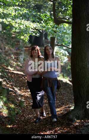 Mutter und Tochter zu Fuß durch Wald Weg Stockfoto