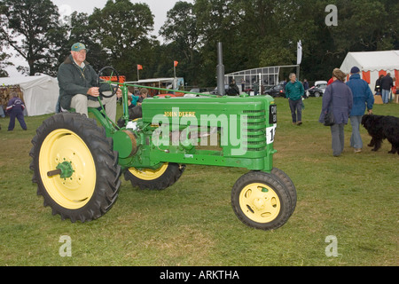 Alte Vintage John Deere Traktor auf Moreton in Marsh landwirtschaftliche zeigen September 2006 Cotswolds UK Stockfoto