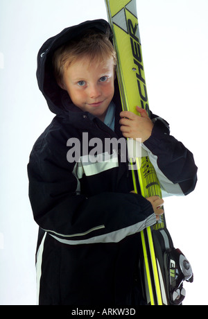 Porträt eines jungen tragen Skibekleidung und Holding Ski, studio Stockfoto