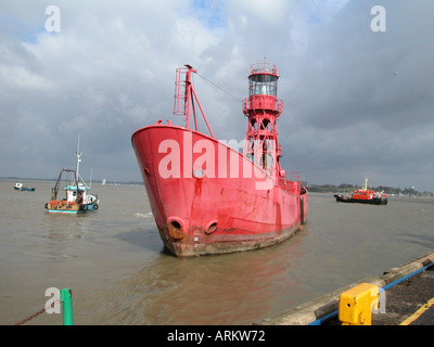 Schlepper Warnhilfe ein Trinity House leichte Schiff im Hafen von Harwich, Essex, UK Stockfoto