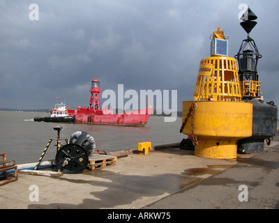 Schlepper Warnhilfe ein Trinity House leichte Schiff im Hafen von Harwich, Essex, UK Stockfoto