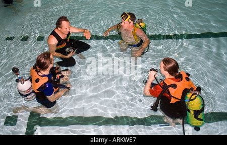 Guten Tauchausbildung in einem Schwimmbad England UK Stockfoto