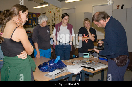 Studenten, die gerade ein Kunst-Demonstration und Workshop-England Stockfoto
