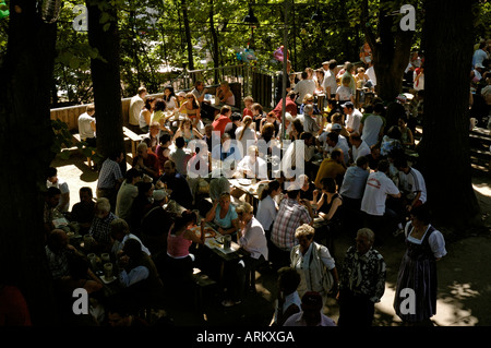 Welten ältesten Bierfest, Gäste genießen die Biergarten-Atmosphäre der Erlanger Messe, Deutschland. Stockfoto