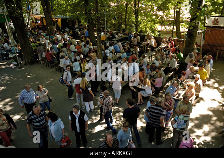 Welten ältesten Bierfest, Gäste genießen die Biergarten-Atmosphäre der Erlanger Messe, Deutschland. Stockfoto
