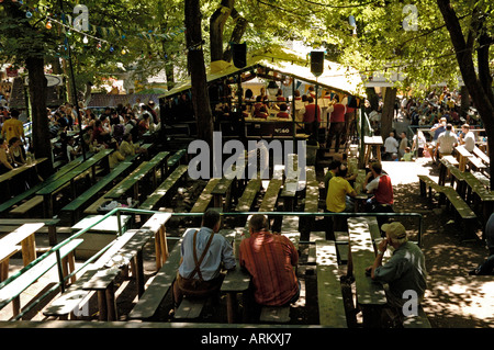 Welten ältesten Bierfest, Gäste genießen die Biergarten-Atmosphäre der Erlanger Messe, Deutschland. Stockfoto