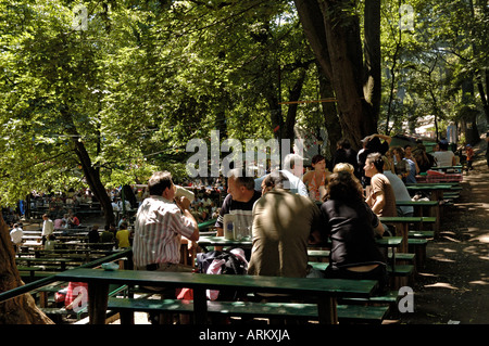 Welten ältesten Bierfest, Gäste genießen die Biergarten-Atmosphäre der Erlanger Messe, Deutschland. Stockfoto