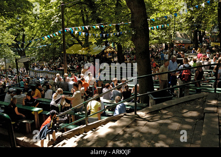 Welten ältesten Bierfest, Gäste genießen die Biergarten-Atmosphäre der Erlanger Messe, Deutschland. Stockfoto