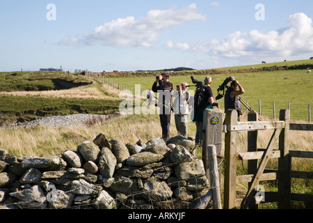 Gruppe von Twitchers mit Fernglas und Teleskope auf Norden Anglesey Küstenweg auf der Suche nach seltenen Vogel Stockfoto